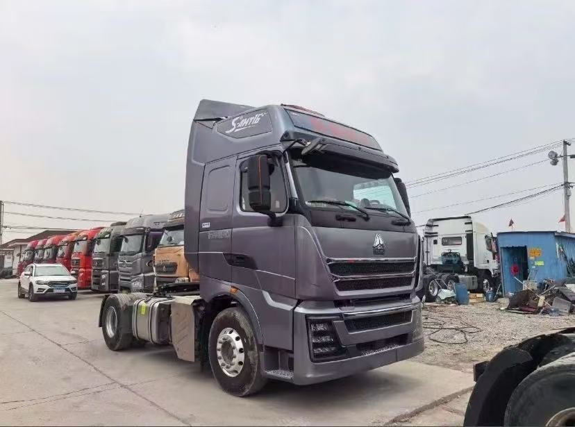 SINOTRUK HOWO TH7 4 × 2 Tractor factory